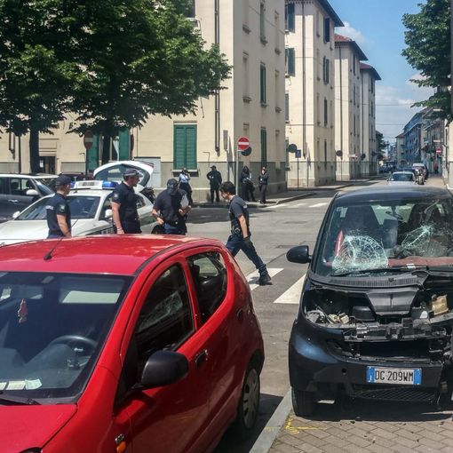 Rischia la vita per una telefonata sbagliata: il rivale in amore cerca di ucciderlo investendolo con una Smart