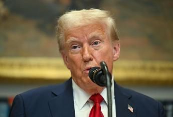 Trump, messaggio a Putin: &quot;Stop alla guerra o altre sanzioni per Russia&quot;