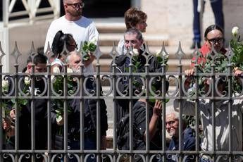Funerali papa Francesco, il feretro accolto dagli 'ultimi': &quot;Ci ha aperto le porte della Chiesa&quot;