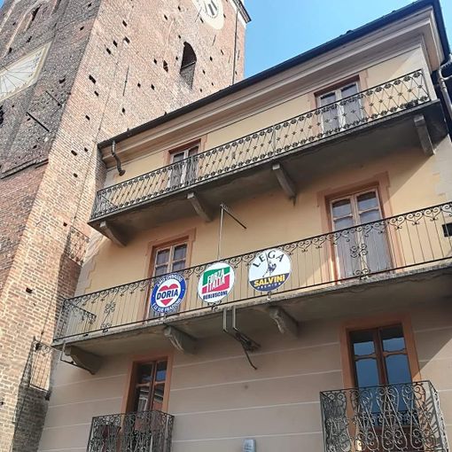 A Chivasso via i simboli di partito dalla piazza della chiesa