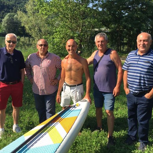 Percorre il Po su una tavola da sup: il toscano Andrea Ricci fa tappa a Chivasso