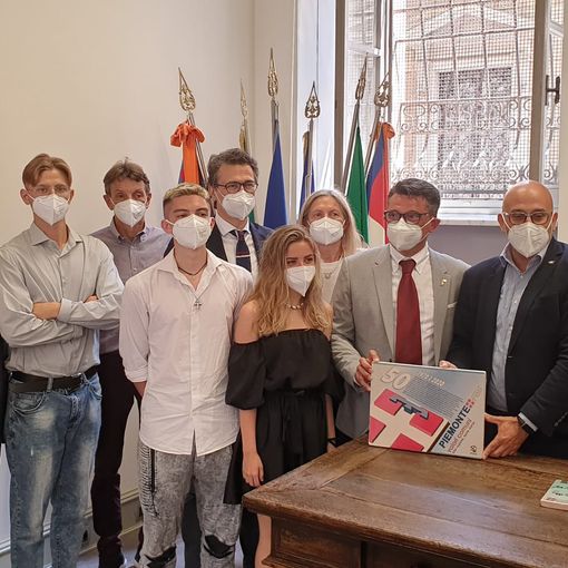 Cinquant'anni della Regione, gli studenti di Castellamonte donano opere in ceramica ad Allasia