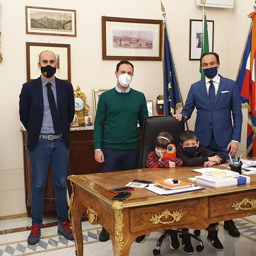 I bambini Giada e Nicolò con il sindaco di Venaria Fabio Giulivi e il governatore Alberto Cirio