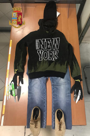 Nello zaino teneva il kit del ladro perfetto: lo hanno arrestato dopo il furto di un'auto