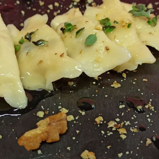 Ricetta: Mezzelune di patate e uvetta con burro e noci