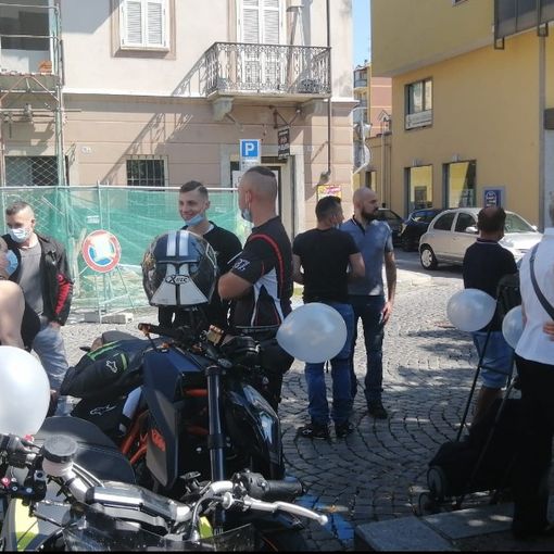 Palloncini bianchi e &quot;bikers&quot;: parte la protesta contro la Torteria di Chivasso in sostegno di Ciccio Maletta