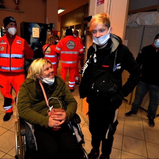 Volpiano, arrivati nella notte i 64 profughi ucraini. Ad accoglierli il sindaco