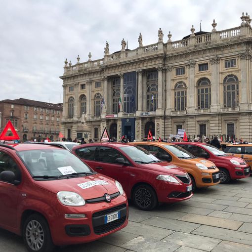Le scuole guida suonano il clacson della disperazione: “Calo del 90% del lavoro, migliaia di esami arretrati”  [VIDEO e FOTO]