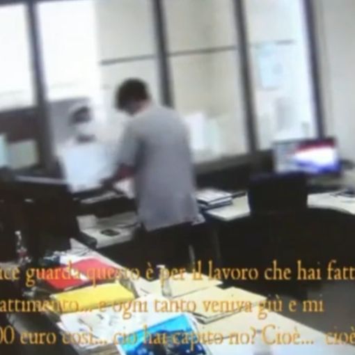 Quattromila euro per avere la cittadinanza. Il video con la consegna delle bustarelle