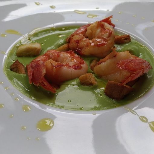 LA RICETTA - Vellutata di piselli con crostini di pane integrale aromatizzato alla salvia e gamberi sfumati al brandy