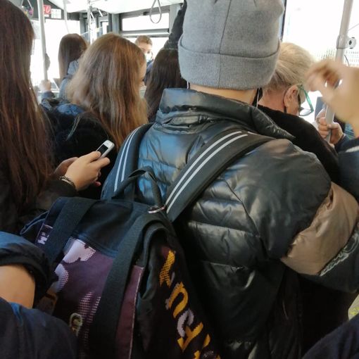 Bus, la linea 35 iper affollata in orario di punta: il pullman pieno di ragazzini