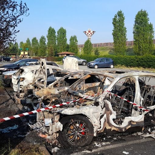 Le auto bruciate in via Peppino Impastato