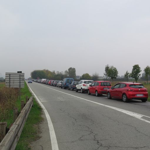 Le auto in coda a Settimo (foto d'archivio)