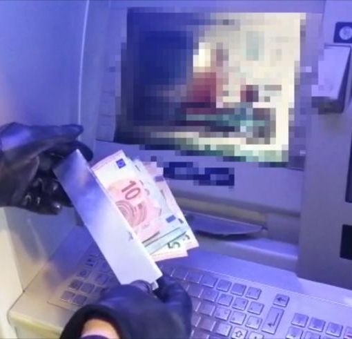 Furto al bancomat, contanti