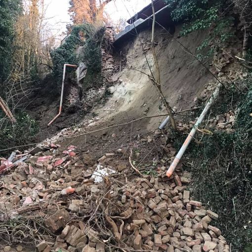 Crolla una collina sulla strada provinciale 100 a San Sebastiano Po