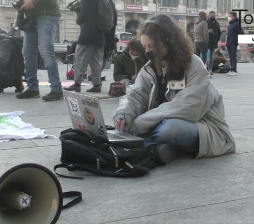I ragazzi costretti in Dad protestano simbolicamente seguendo le lezioni all'aperto in piazza Castello