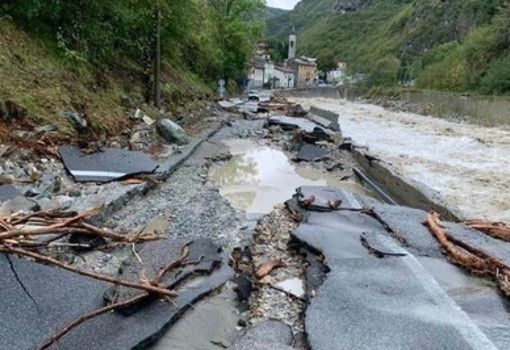 Strada danneggiata dall'alluvione dell'ottobre 2020 a Limone Piemonte