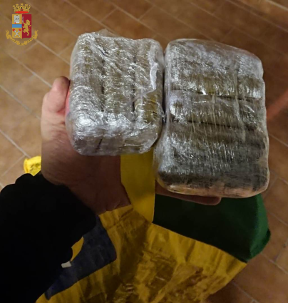 Otto panetti di hashish nascosti in soffitta: pusher arrestato dagli agenti del commissariato San Secondo