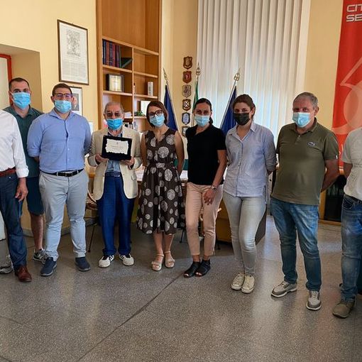 Novant'anni e non sentirli: Settimo premia il decano dei commercianti Francesco Cena