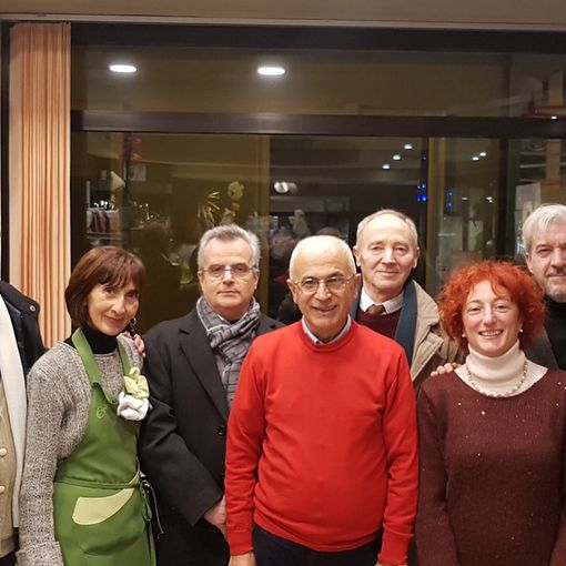 Gli artisti con i rappresentanti dell'associazione, i proprietari del locale ed il consigliere Giovanni Scinica