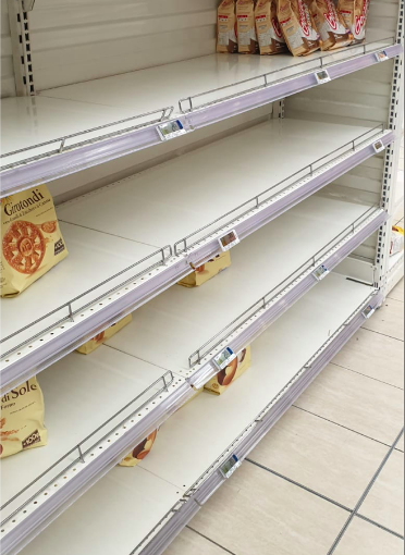 Alcuni scaffali di un supermercato della città