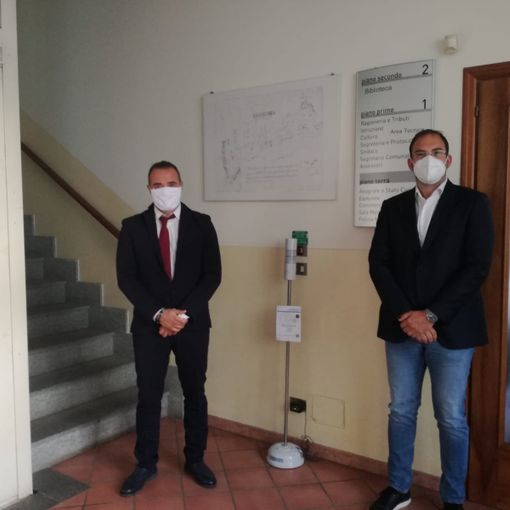 Nella foto il Sindaco Loris Giovanni Lovera con il Direttore Generale dell'azienda donatrice Fabio Salomone Nella foto il Sindaco Loris Giovanni Lovera con il Direttore Generale dell'azienda donatrice Fabio Salomone