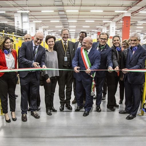Il momento del taglio del nastro dello stabilimento Amazon