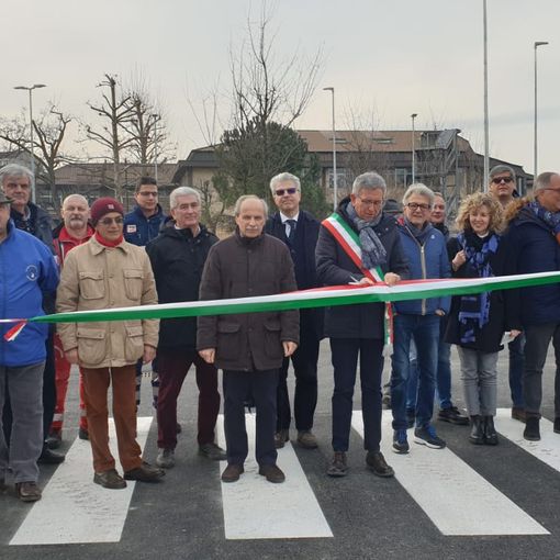Il momento del taglio del nastro
