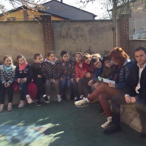 Il consigliere Matteo Doria con la classe 4 durante un momento di lettura