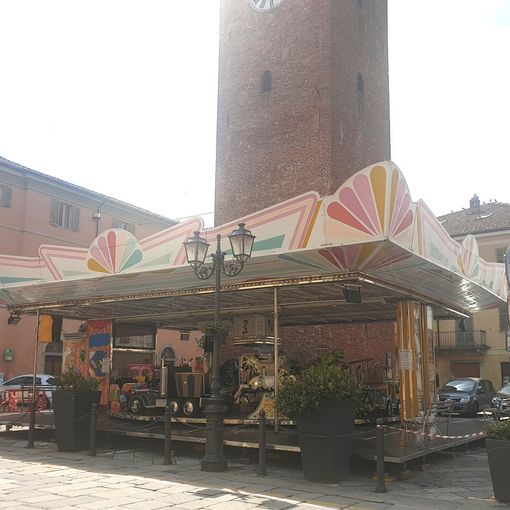 Una giostra storica in piazza Vische: ecco l'estate dei piccoli crescentinesi