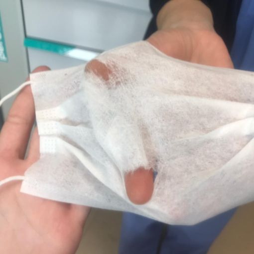Le mascherine strappate utilizzate dagli infermieri
