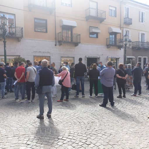 Fase 2: protesta degli ambulanti in piazza