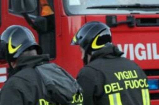 A fuoco un'auto della Croce Rossa di Settimo sulla Torino - Milano