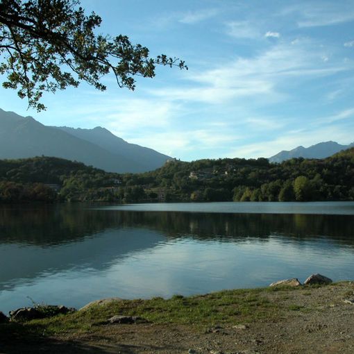 Fanno il bagno e prendono il sole al lago Sirio: multati tredici minorenni eporediesi
