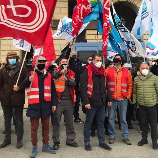 Lavoratori AviaPartner e bandiere sindacati