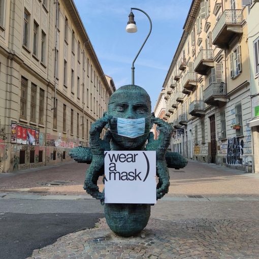 Torino, la scultura “Eco” davanti a Palazzo Nuovo è di nuovo mascherata