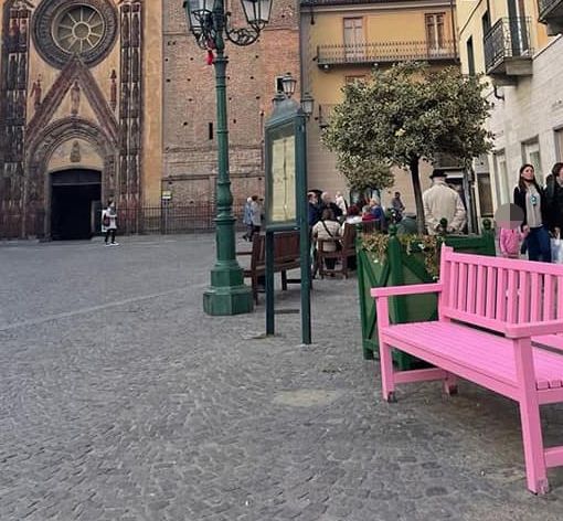 La panchina dipinta in piazza del Duomo