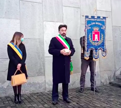 Il momento della posa delle pietre d'inciampo davanti al Municipio