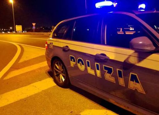 Viaggiano in piena notte a velocità sostenuta: erano con un'auto rubata