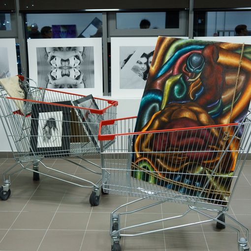 Al Parco Commerciale Dora c'è “Rosso indelebile”, arte diffusa contro la violenza sulle donne