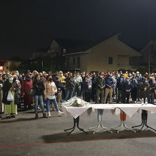 L'ultimo saluto a Said nella piazza del mercato