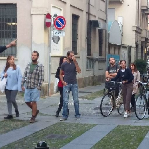 Persone in visita davanti al museo Mau