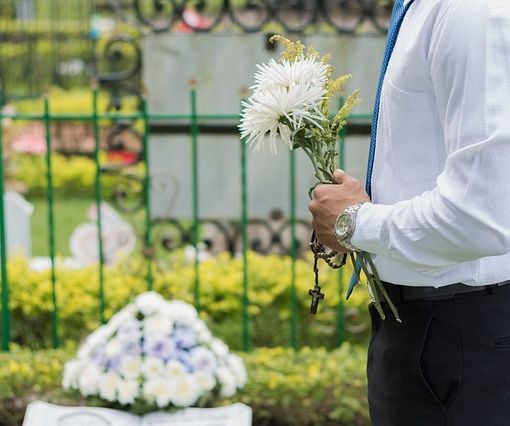 Organizzazione cerimonia funebre: cremazione oppure no?