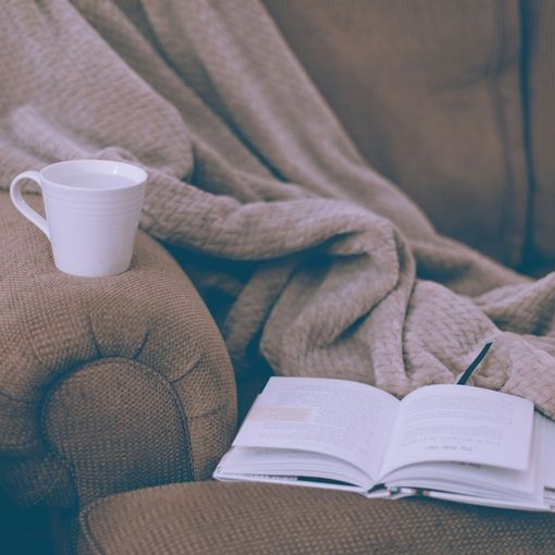 Come scegliere la poltrona relax per la propria casa: in pelle, ecopelle o in tessuto?