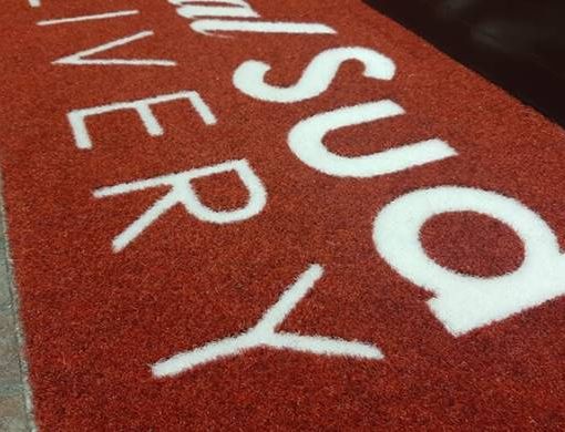 Sicurezza ed estetica: I benefici multifunzionali dei tappeti personalizzati