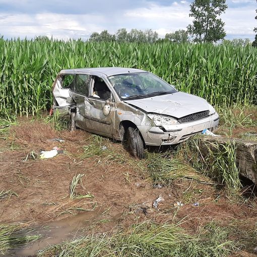 Sbanda da solo e finisce contro un ponte di cemento ad Airasca