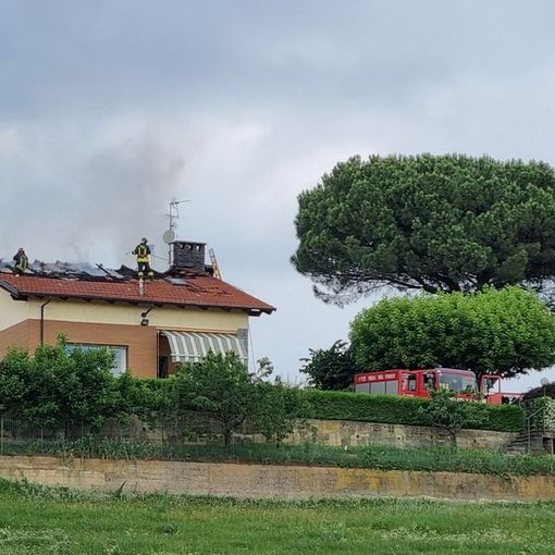 Tetto di un'abitazione distrutto dalle fiamme a Bricherasio [FOTO]