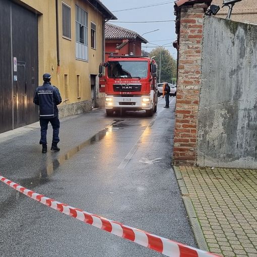 Un'abitazione prende fuoco nel centro di Vigone