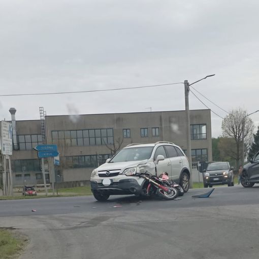 Moto contro auto sulla circonvallazione di Vigone