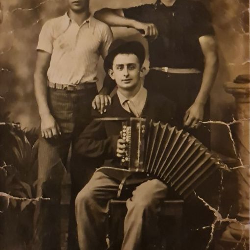 A sinistra Emilio Tourn in compagnia dell'amico Angelo Giachero con la fisarmonica e di una terza persona di cui non si conosce il nome A sinistra Emilio Tourn in compagnia dell'amico Angelo Giachero con la fisarmonica e di una terza persona di cui non si conosce il nome